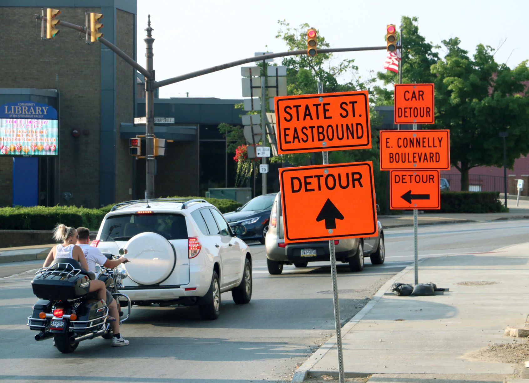 mini detour overlapping detour signs_4397jz.JPG